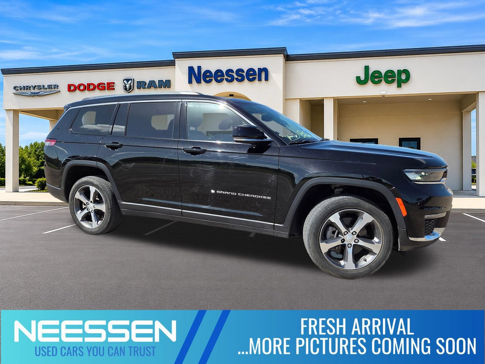 Used 2023 Jeep Grand Cherokee L Limited AWD/4WD image 1