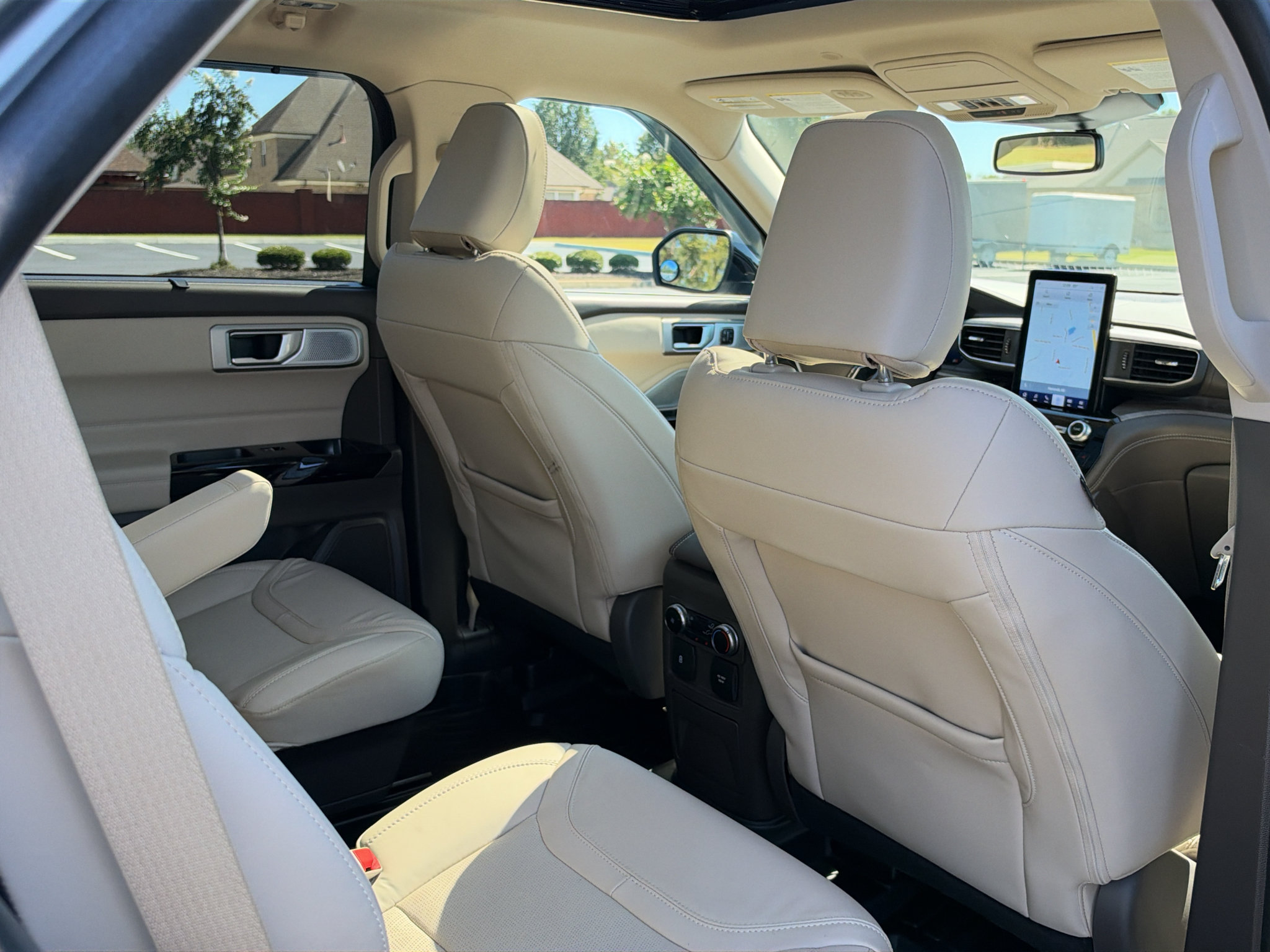 Used 2023 Ford Explorer Platinum w/ Technology Package AWD/4WD image 18