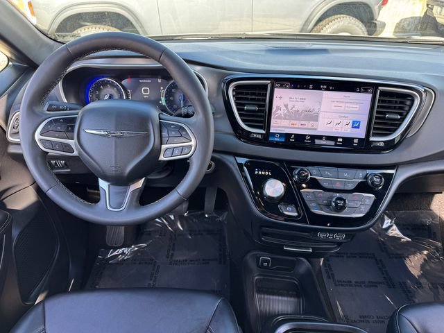 Used 2025 Chrysler Pacifica Select FWD image 4