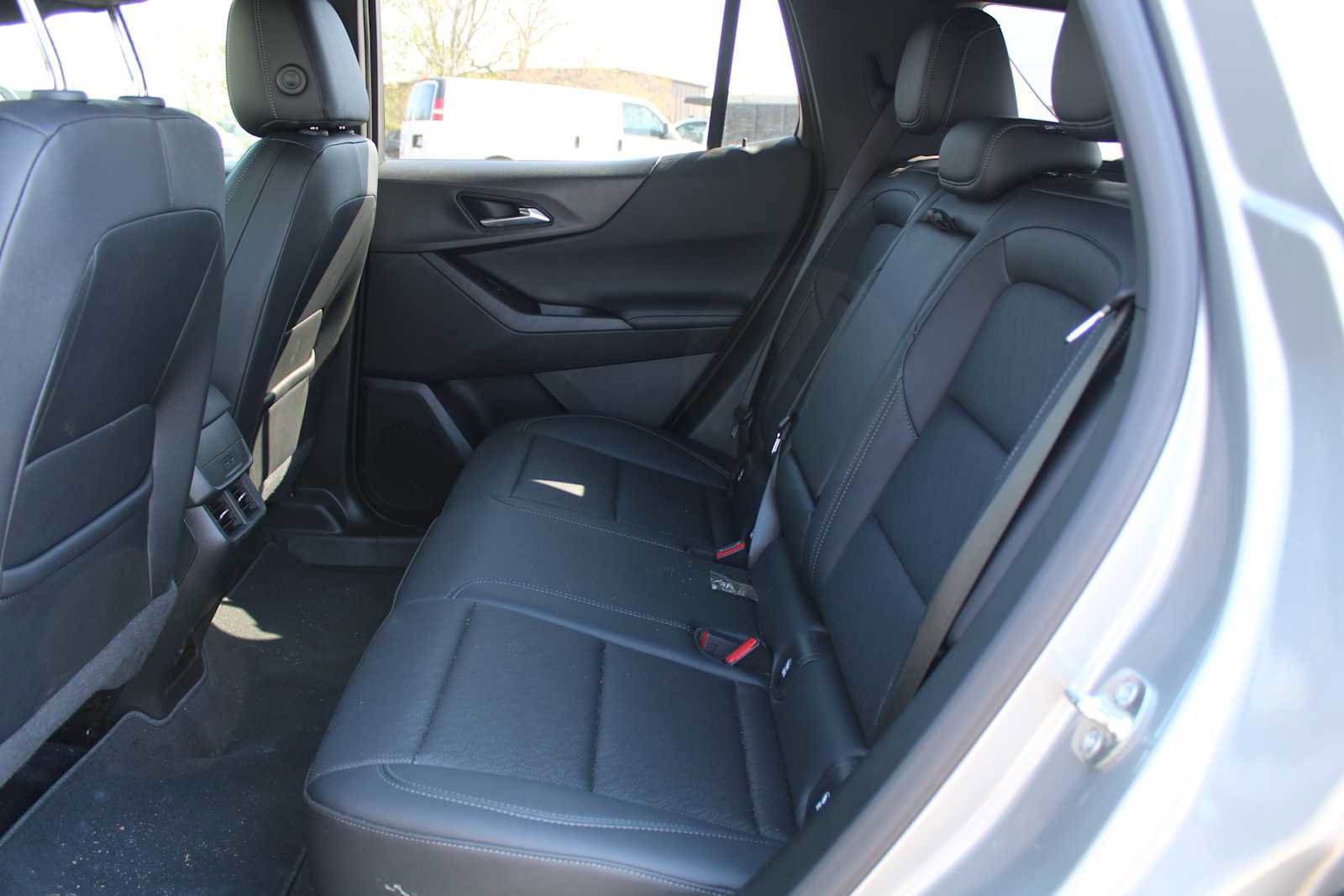 Used 2025 Chevrolet Equinox LT w/ Convenience Package II FWD image 6