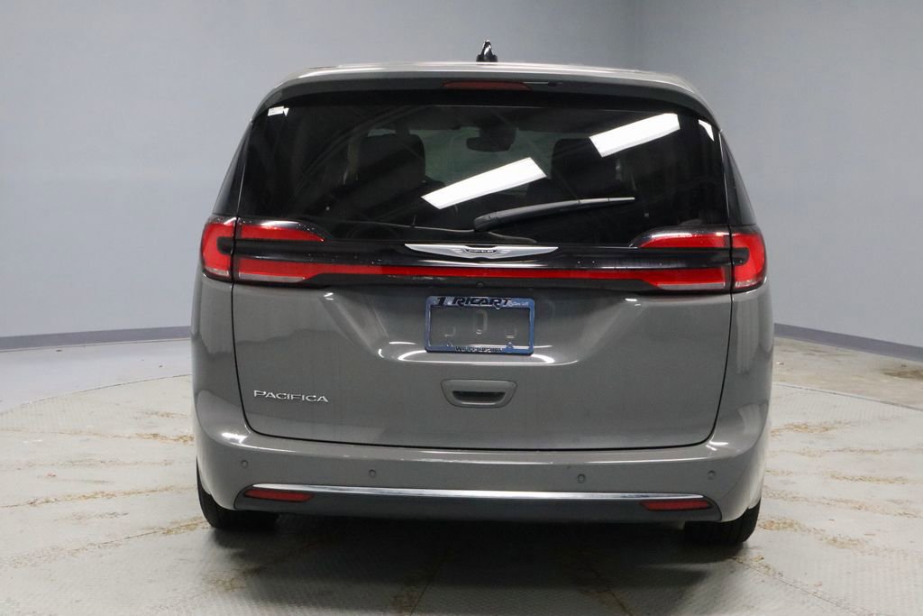 Used 2023 Chrysler Pacifica Touring-L FWD image 9