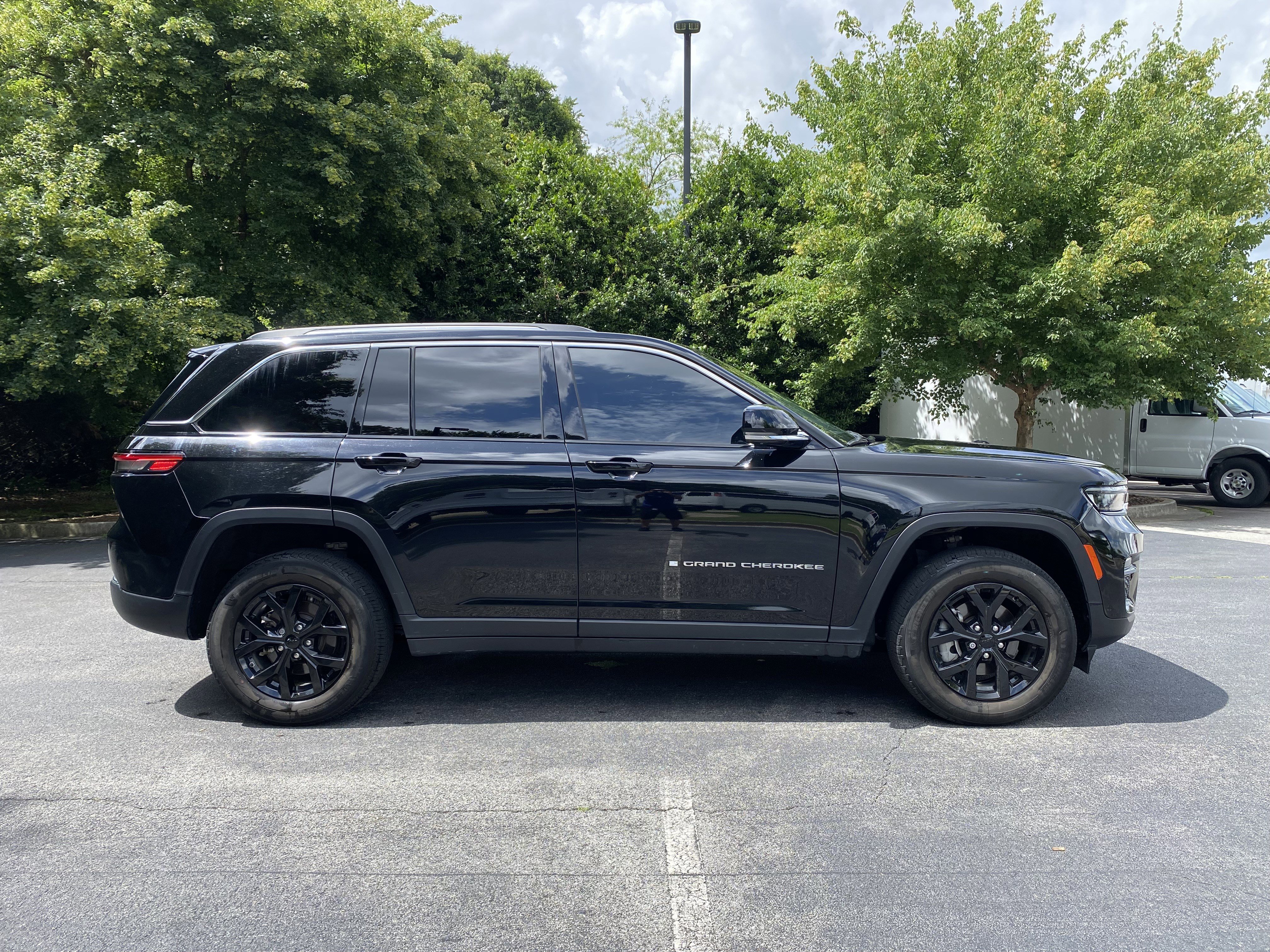 Used 2023 Jeep Grand Cherokee Limited w/ Luxury Tech Group II AWD/4WD image 10