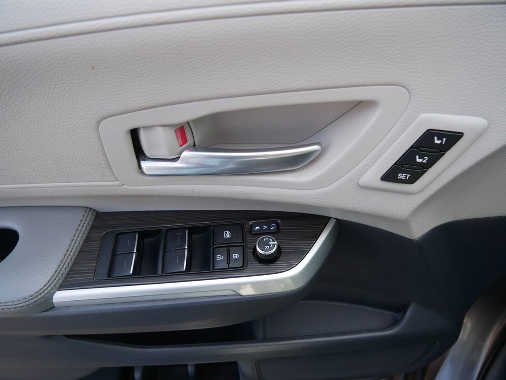 Used 2023 Toyota Sienna Limited image 16