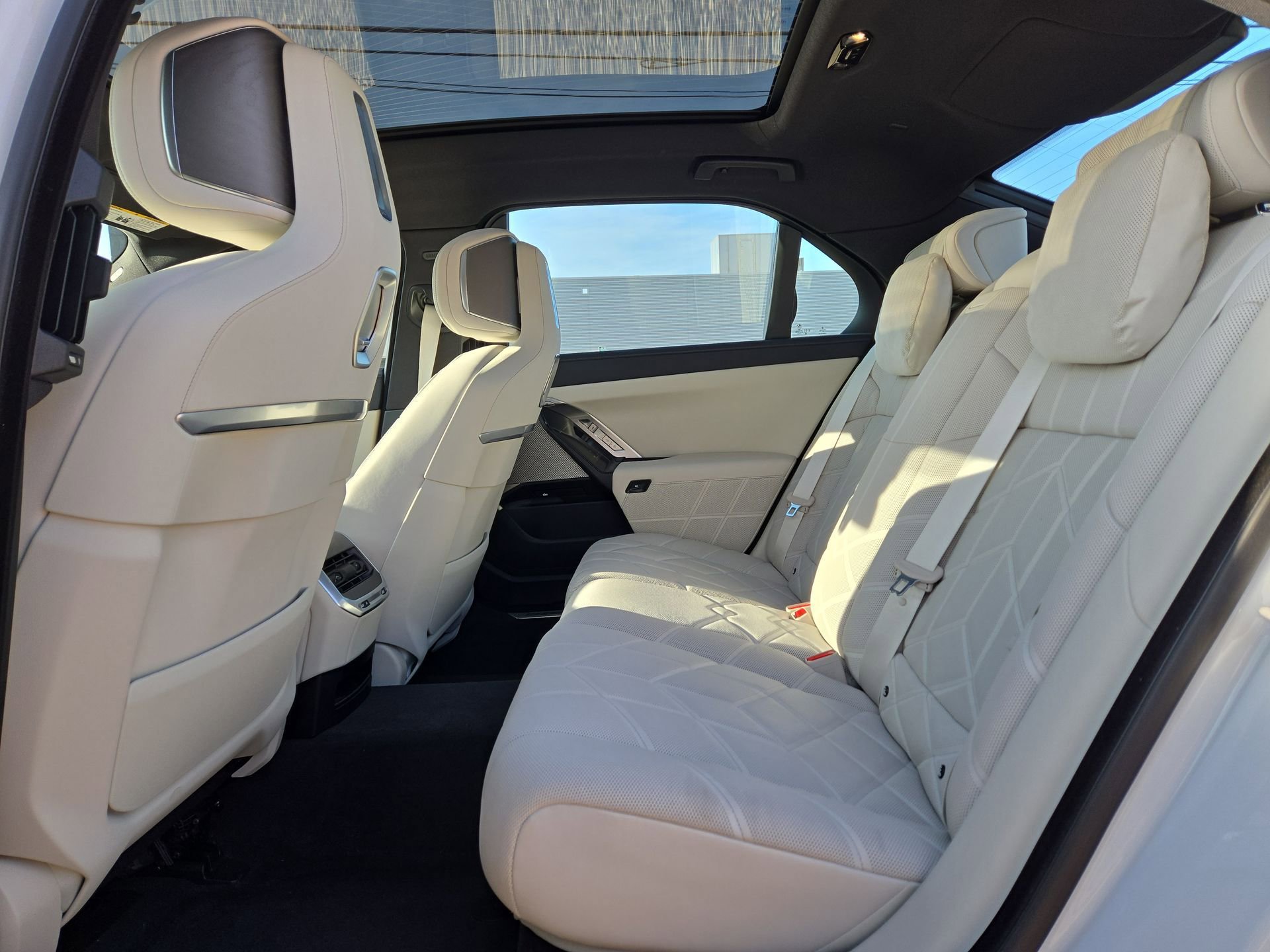 Used 2023 BMW 760i xDrive w/ Executive Package image 13