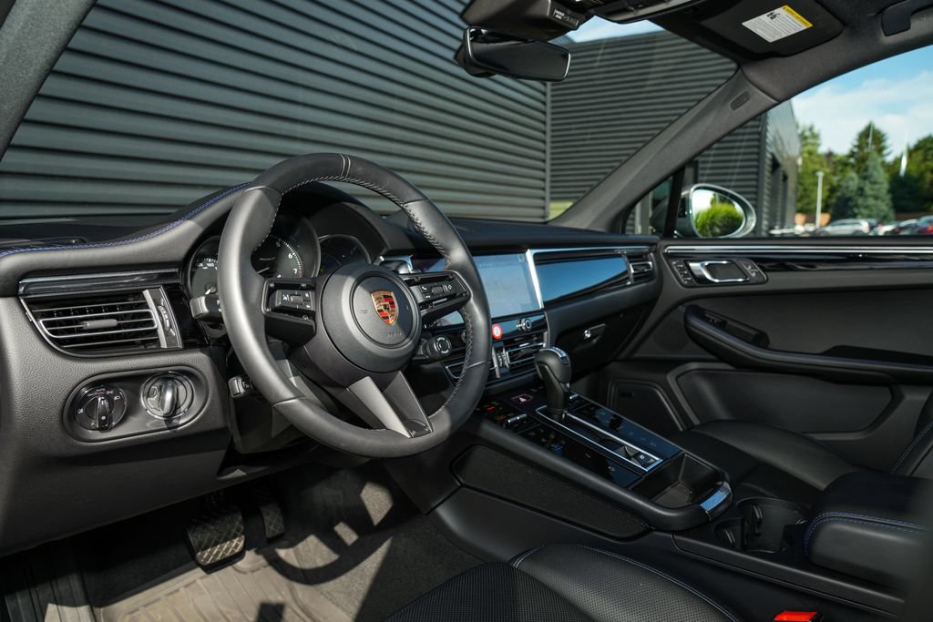 Certified 2026 Porsche Macan Turbo AWD/4WD image 4
