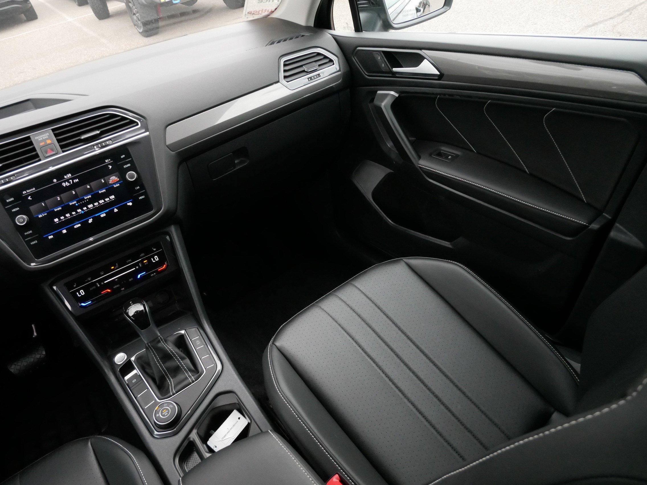 Certified 2024 Volkswagen Tiguan SE w/ MDO Package, Two-Row AWD/4WD image 11