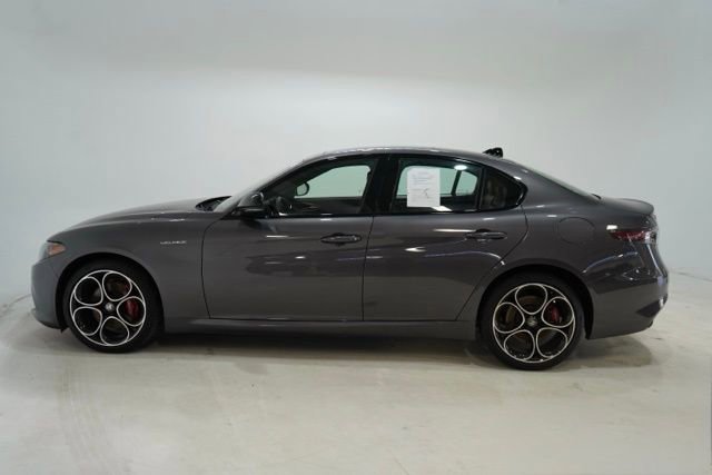 Used 2025 Alfa Romeo Giulia AWD image 4