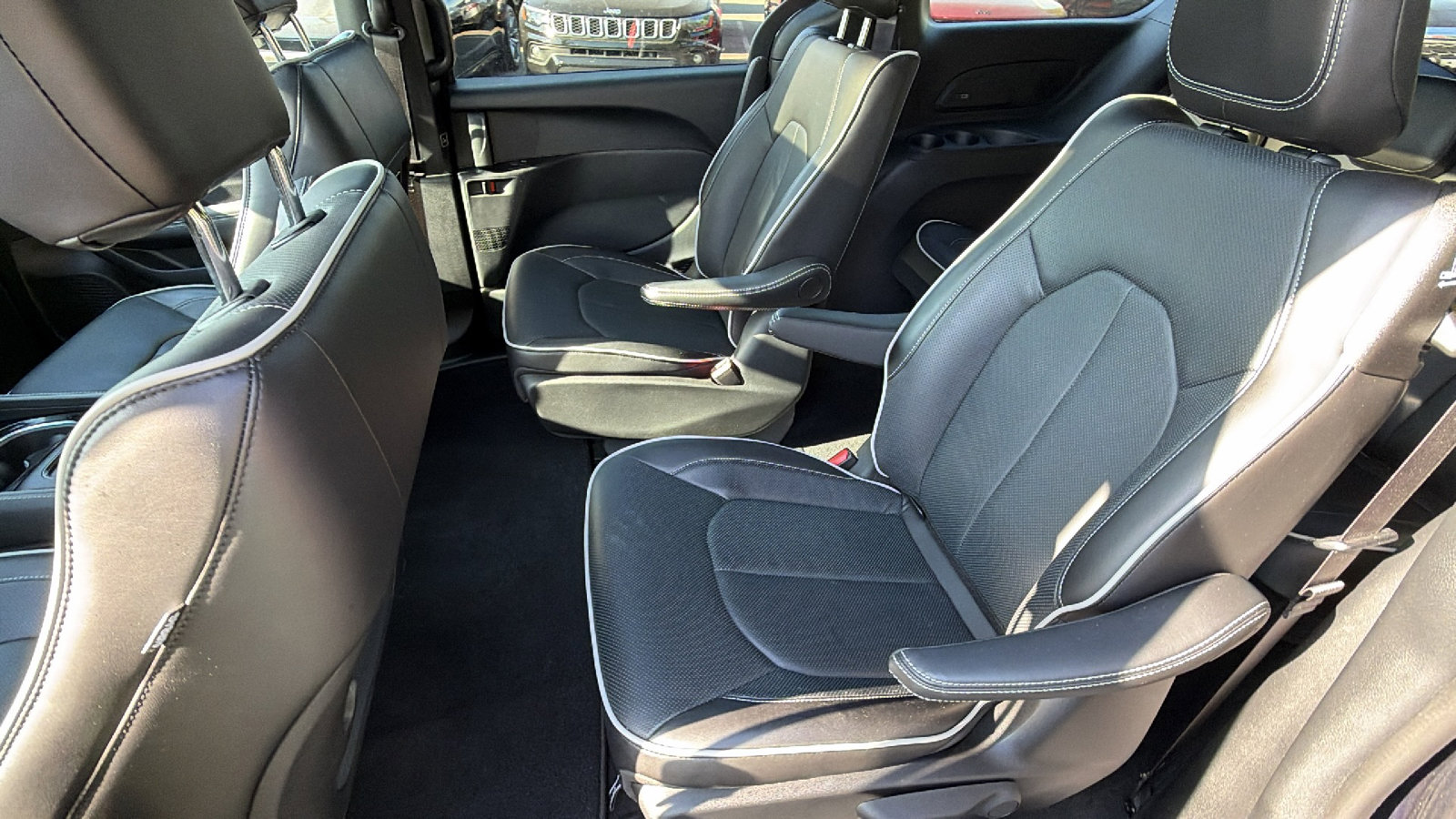 Used 2024 Chrysler Pacifica Premium FWD image 18