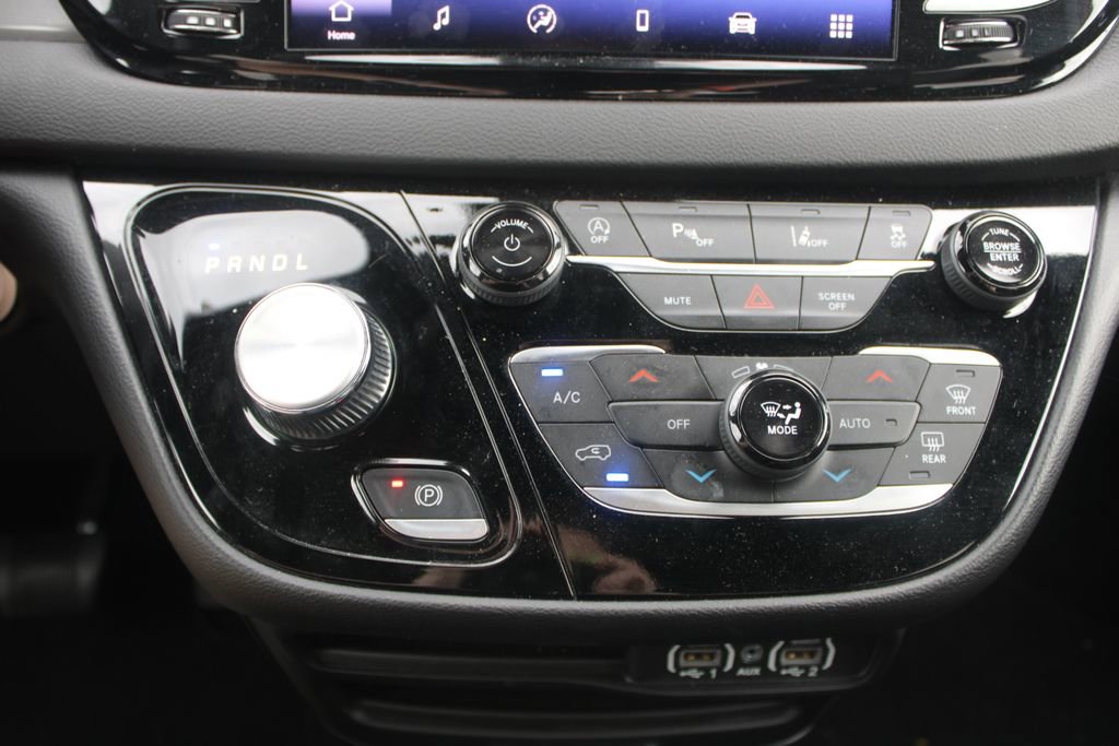 Used 2025 Chrysler Pacifica Select FWD image 28