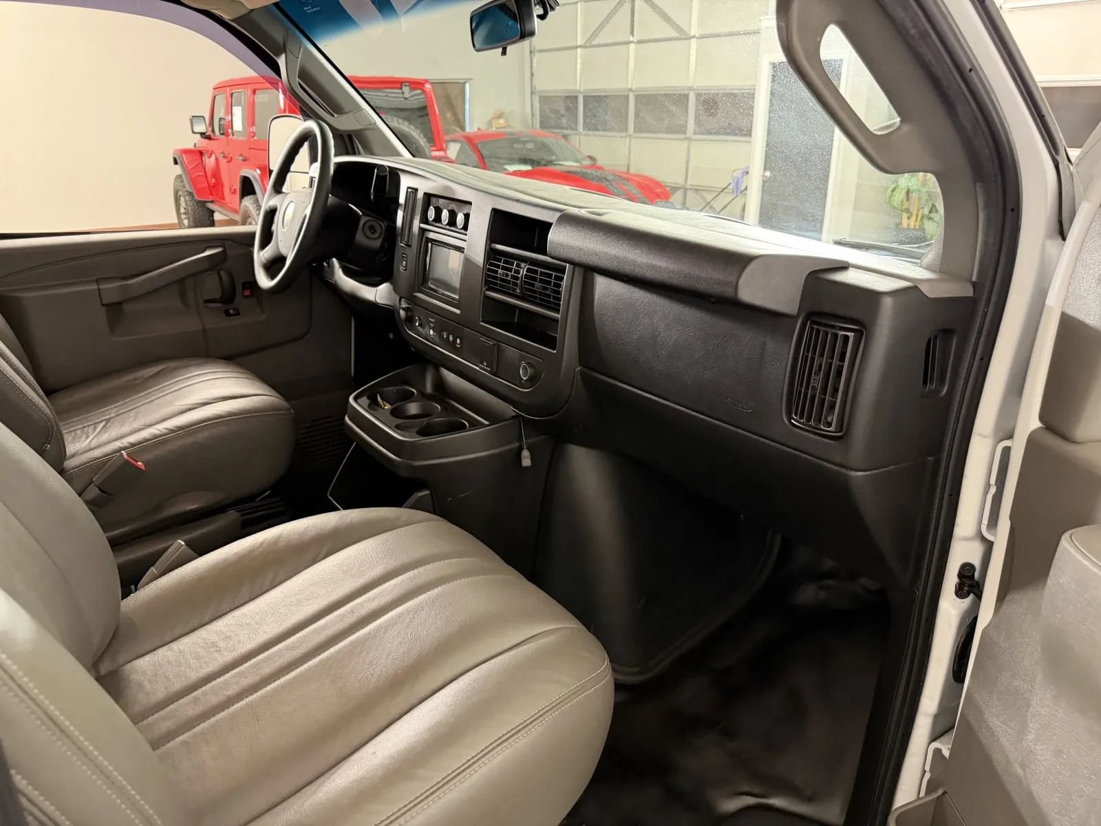 Used 2018 Chevrolet Express 2500 RWD image 27