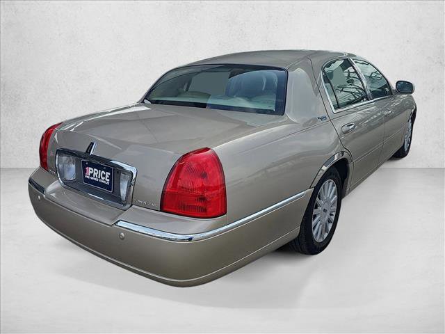 Used 2005 Lincoln Town Car Signature Limited image 5