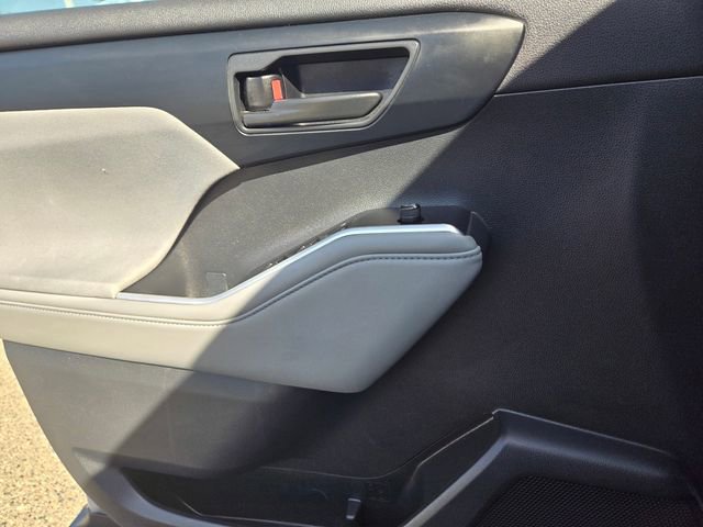 Used 2023 Toyota Highlander LE image 13