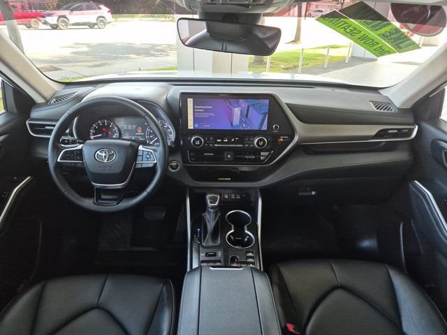 Used 2023 Toyota Highlander XLE AWD/4WD image 15