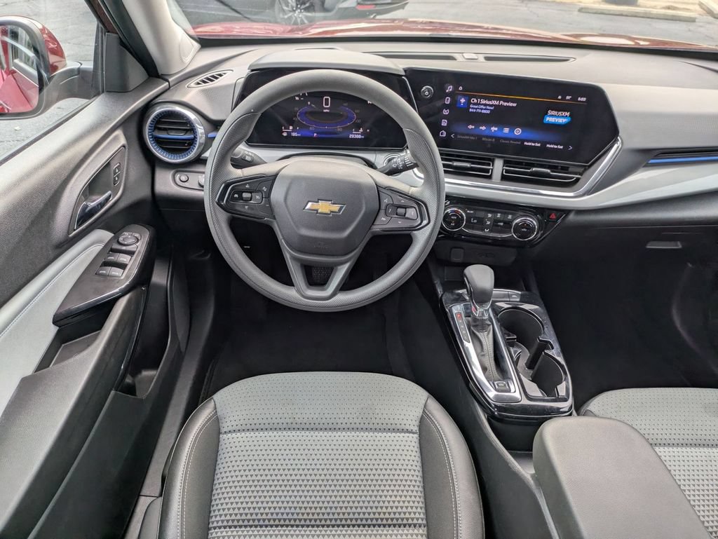 Used 2025 Chevrolet Trax LT FWD image 28