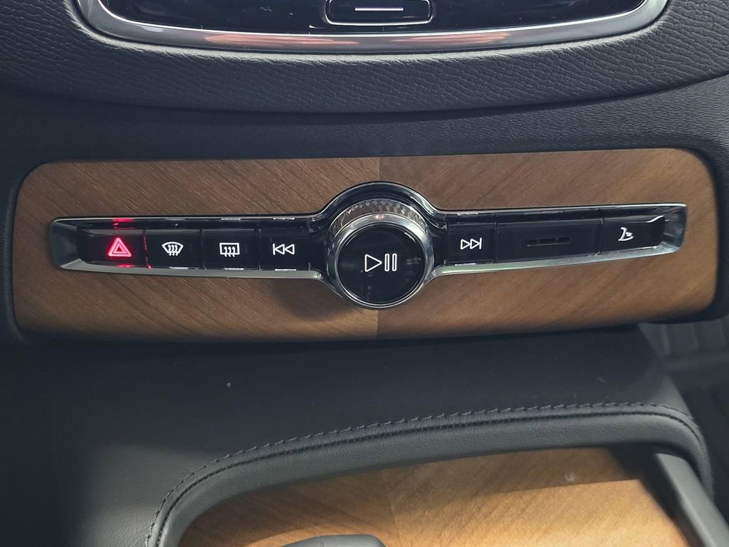 Certified 2025 Volvo XC90 B6 Core w/ Climate Package image 31