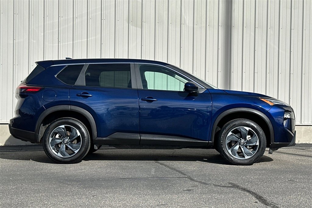 Used 2025 Nissan Rogue SV image 4
