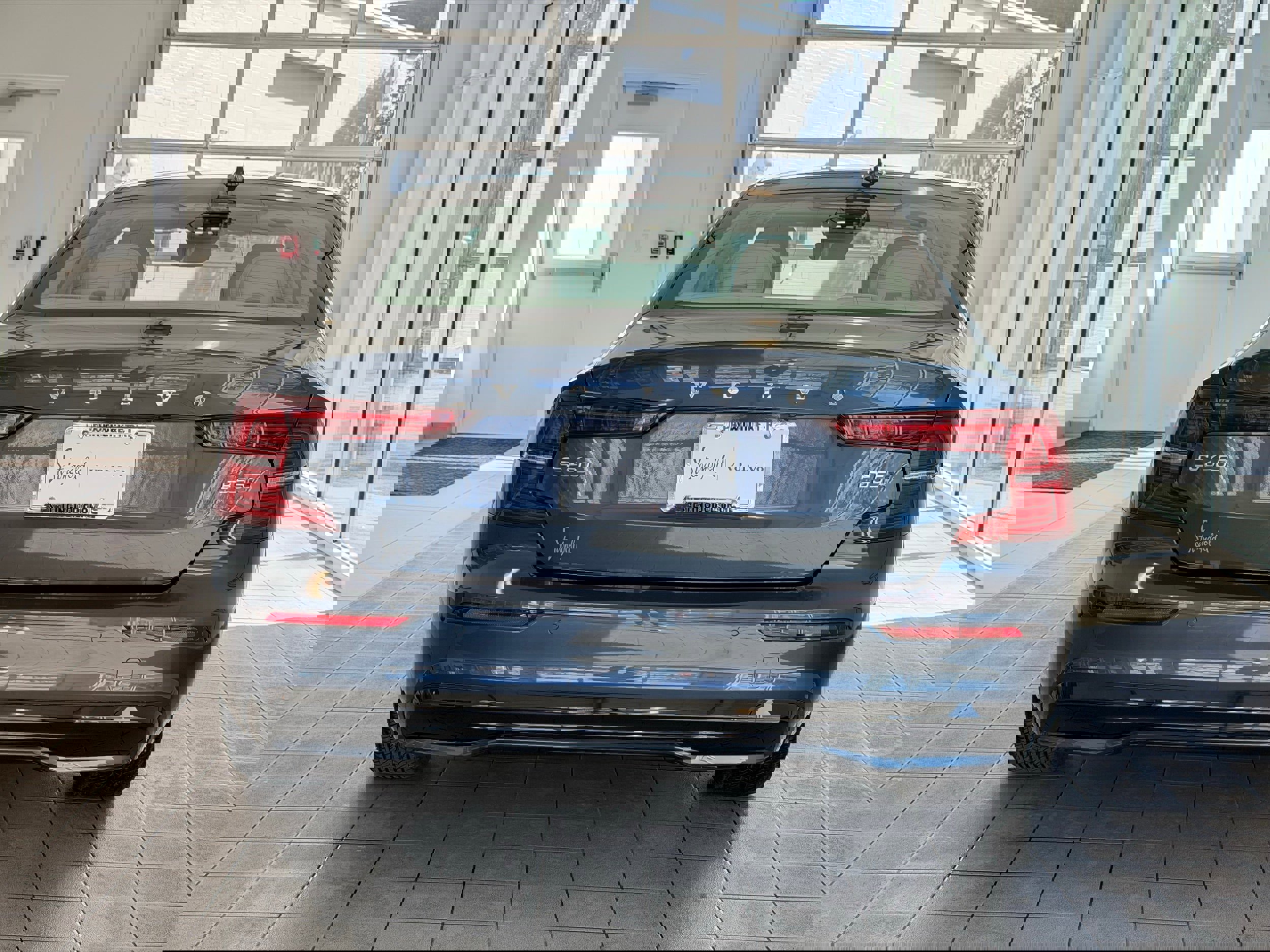 Certified 2025 Volvo S60 B5 Core image 7