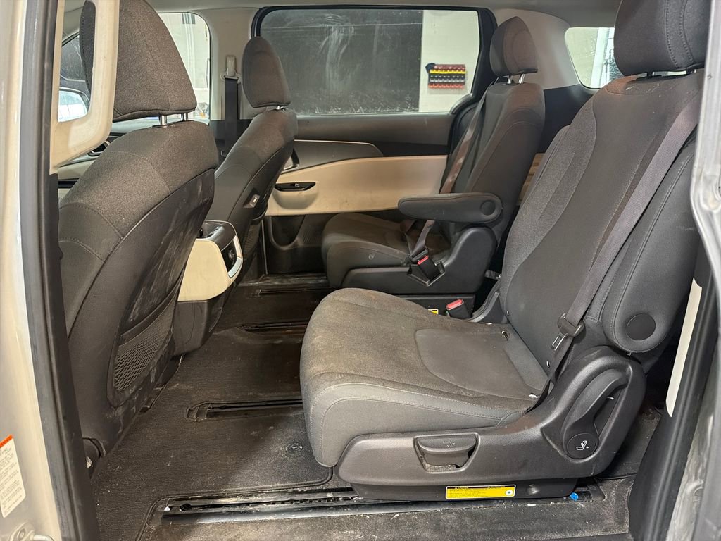 Used 2022 Kia Carnival LX image 15