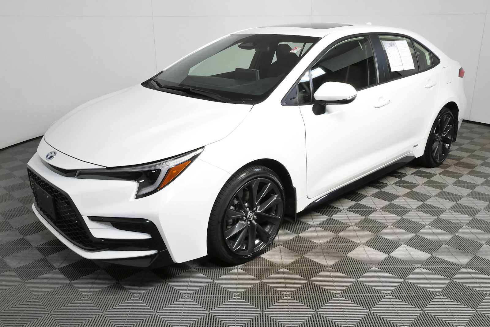 Used 2025 Toyota Corolla SE w/ SE Premium Package AWD/4WD image 27