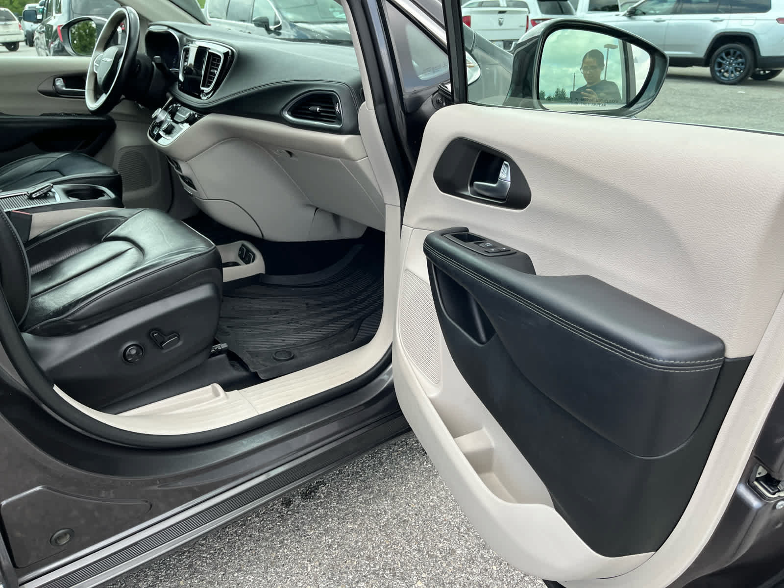 Used 2018 Chrysler Pacifica Limited w/ Tire & Wheel Group FWD image 37