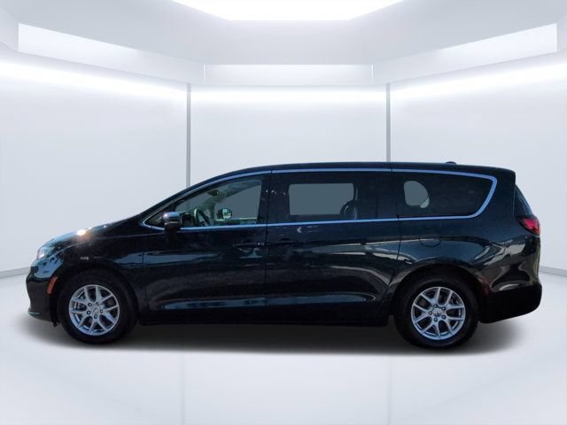 Used 2023 Chrysler Pacifica Touring-L FWD image 6