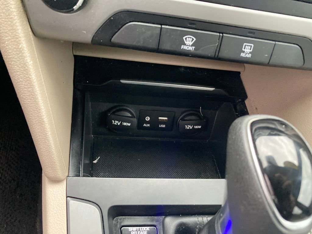 Used 2017 Hyundai Elantra SE w/ Cargo Package image 25