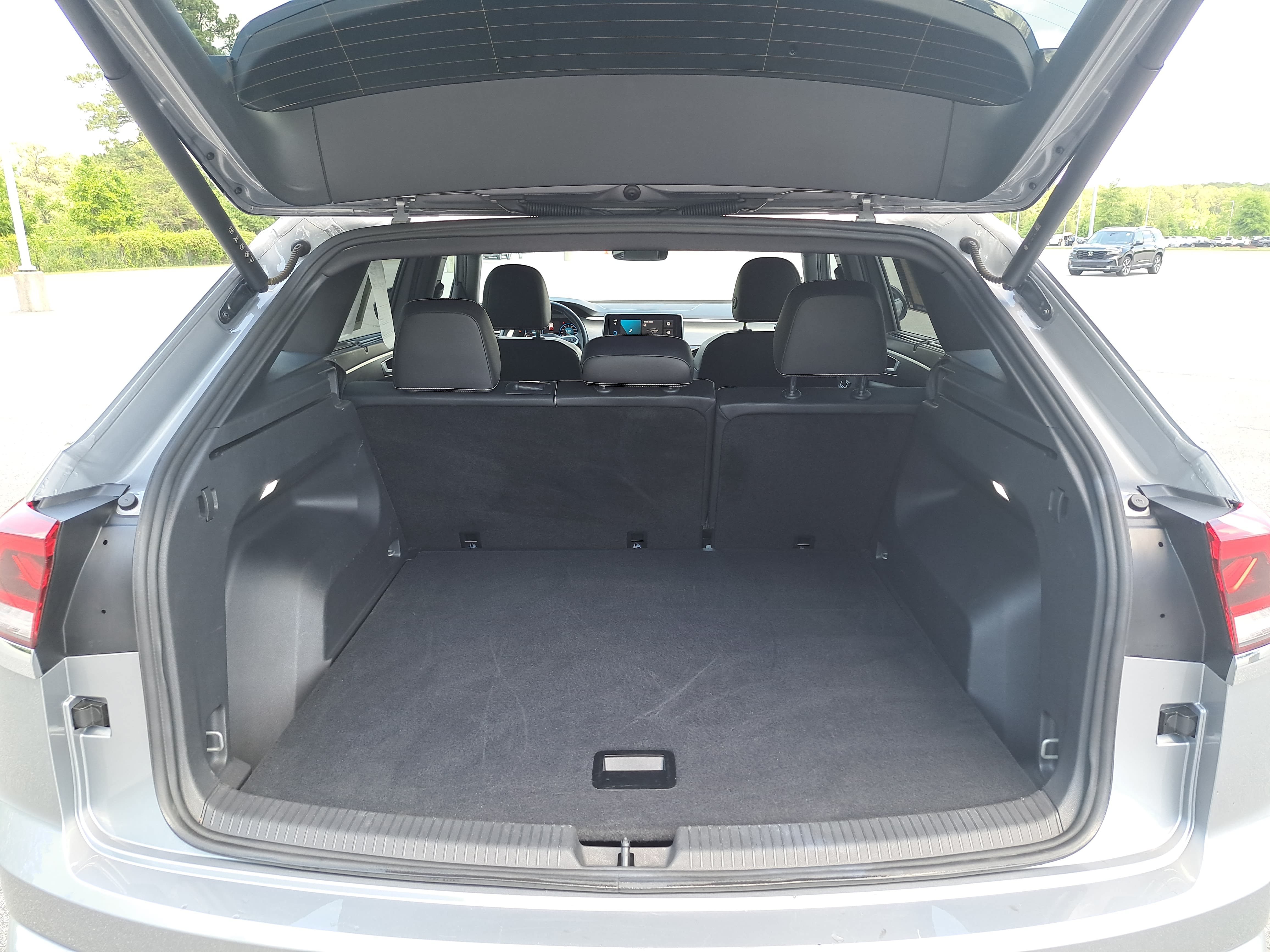 Used 2025 Volkswagen Atlas Cross Sport SE FWD image 12