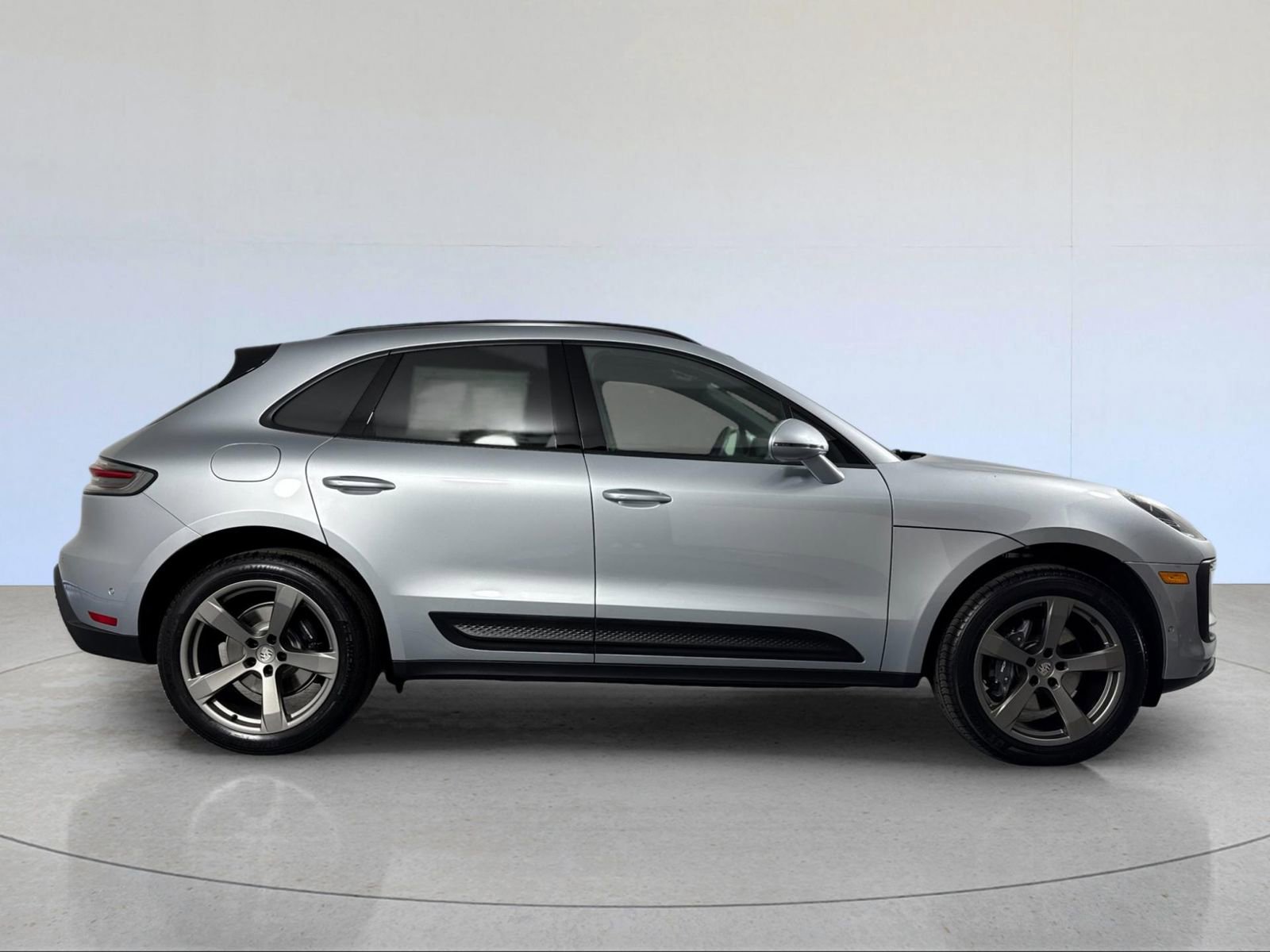 Certified 2025 Porsche Macan image 9