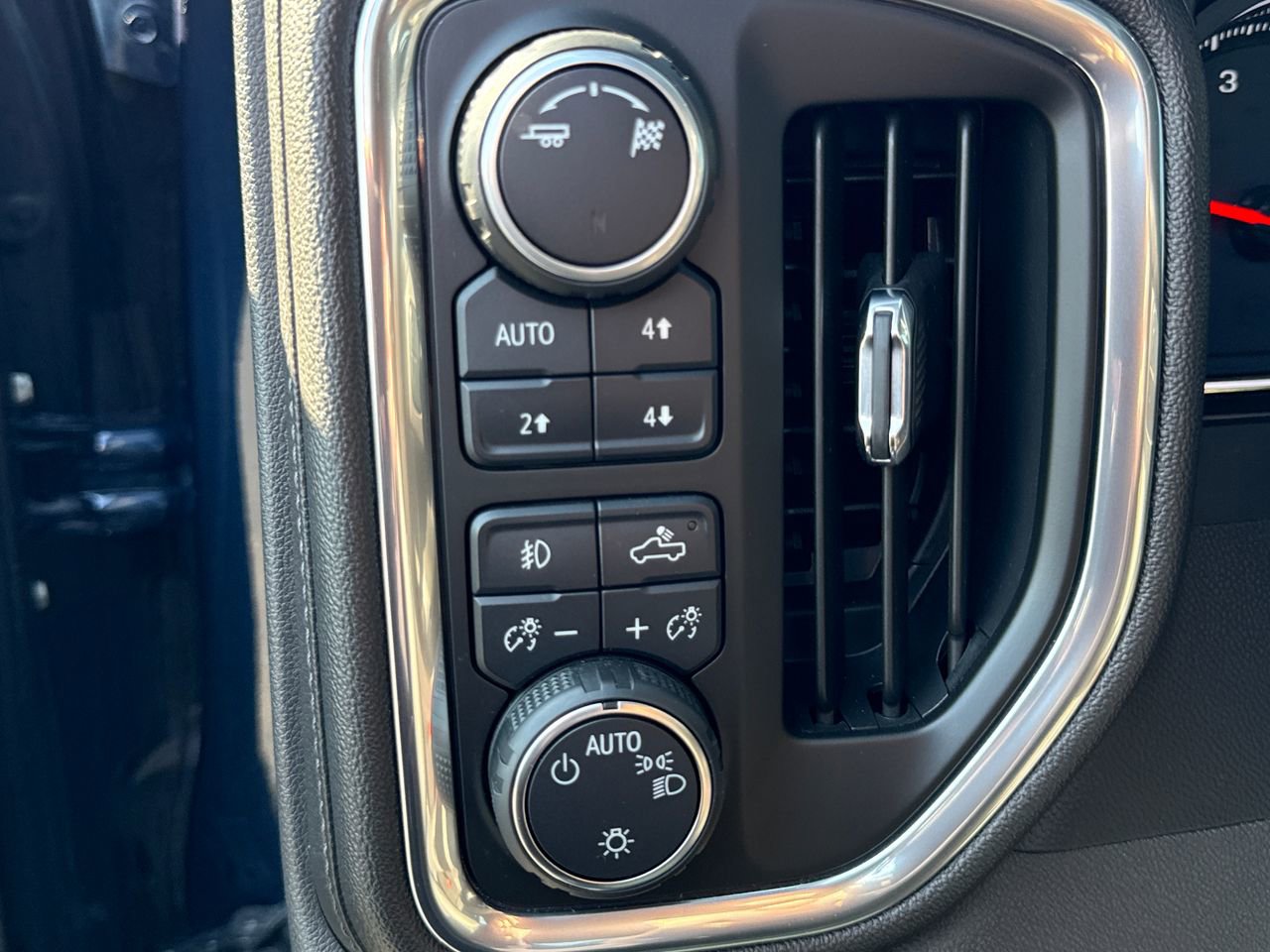 Used 2019 Chevrolet Silverado 1500 RST image 17