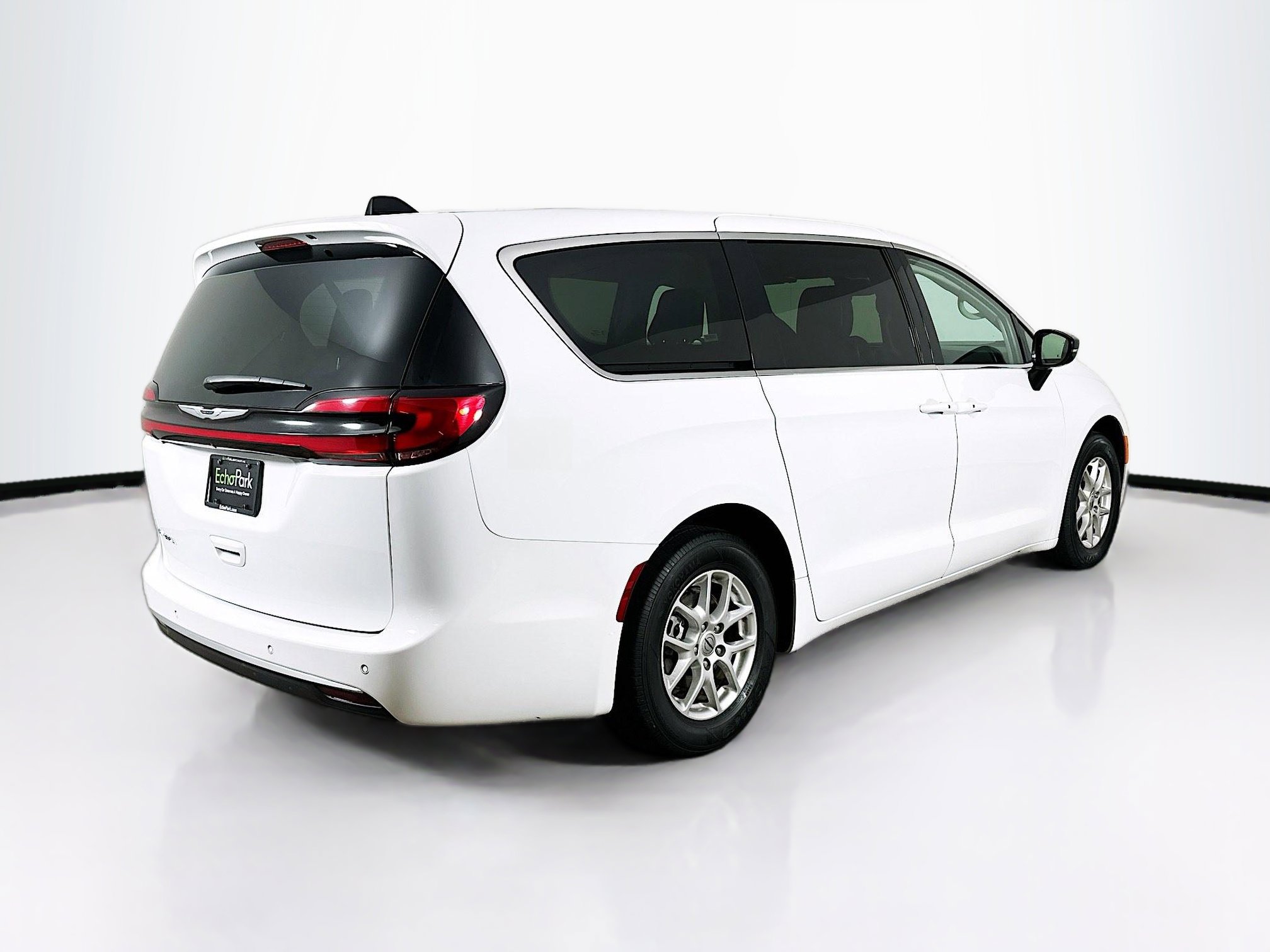 Used 2024 Chrysler Pacifica Touring-L image 9