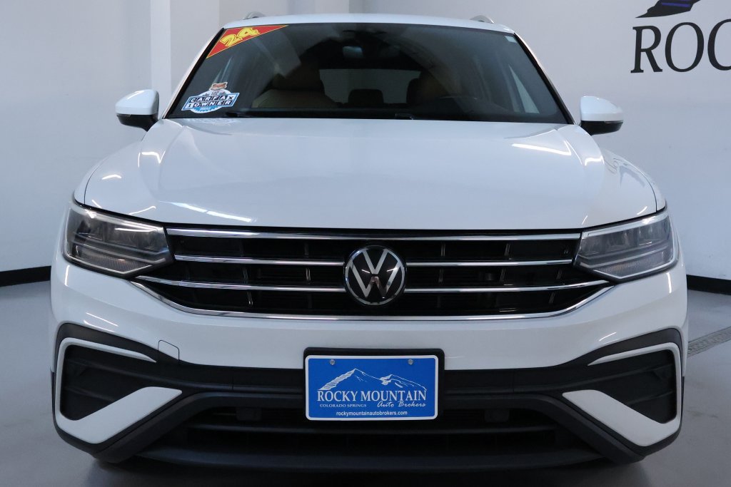 Used 2024 Volkswagen Tiguan SE w/ Panoramic Sunroof Package AWD/4WD image 2