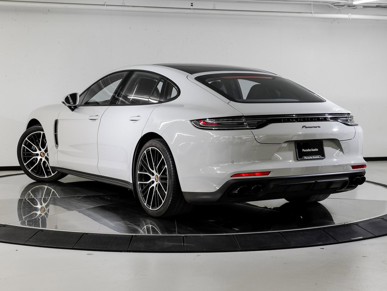 Certified 2023 Porsche Panamera Platinum Edition image 3