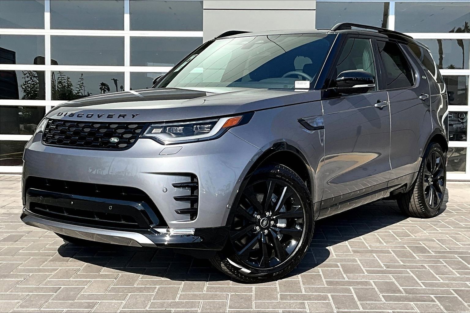 New 2026 Land Rover Discovery Dynamic SE image 1