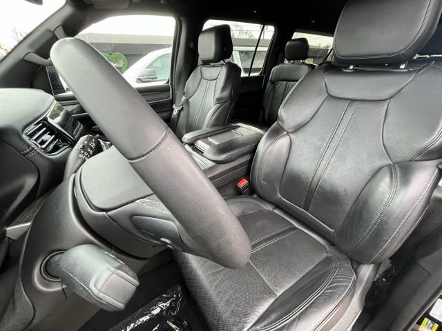Used 2023 Jeep Wagoneer L Series III w/ Preferred Equipment Group AWD/4WD image 18