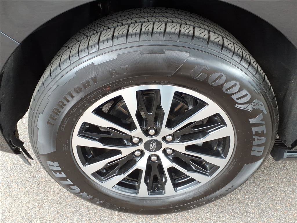 Used 2025 Ford Expedition Platinum image 4