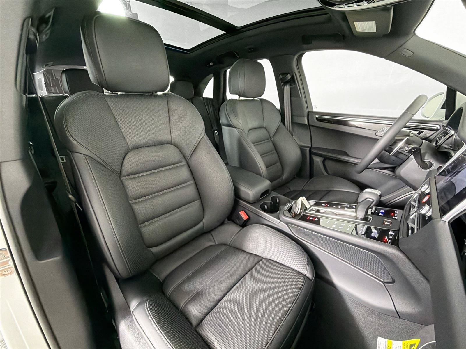 Certified 2025 Porsche Macan S AWD/4WD image 28