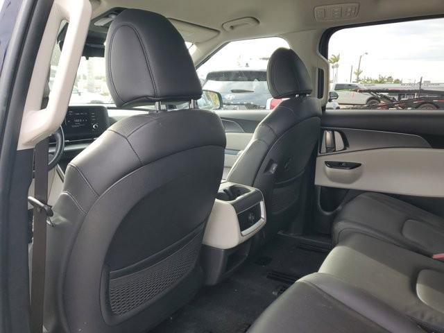 Used 2024 Kia Carnival LX image 18