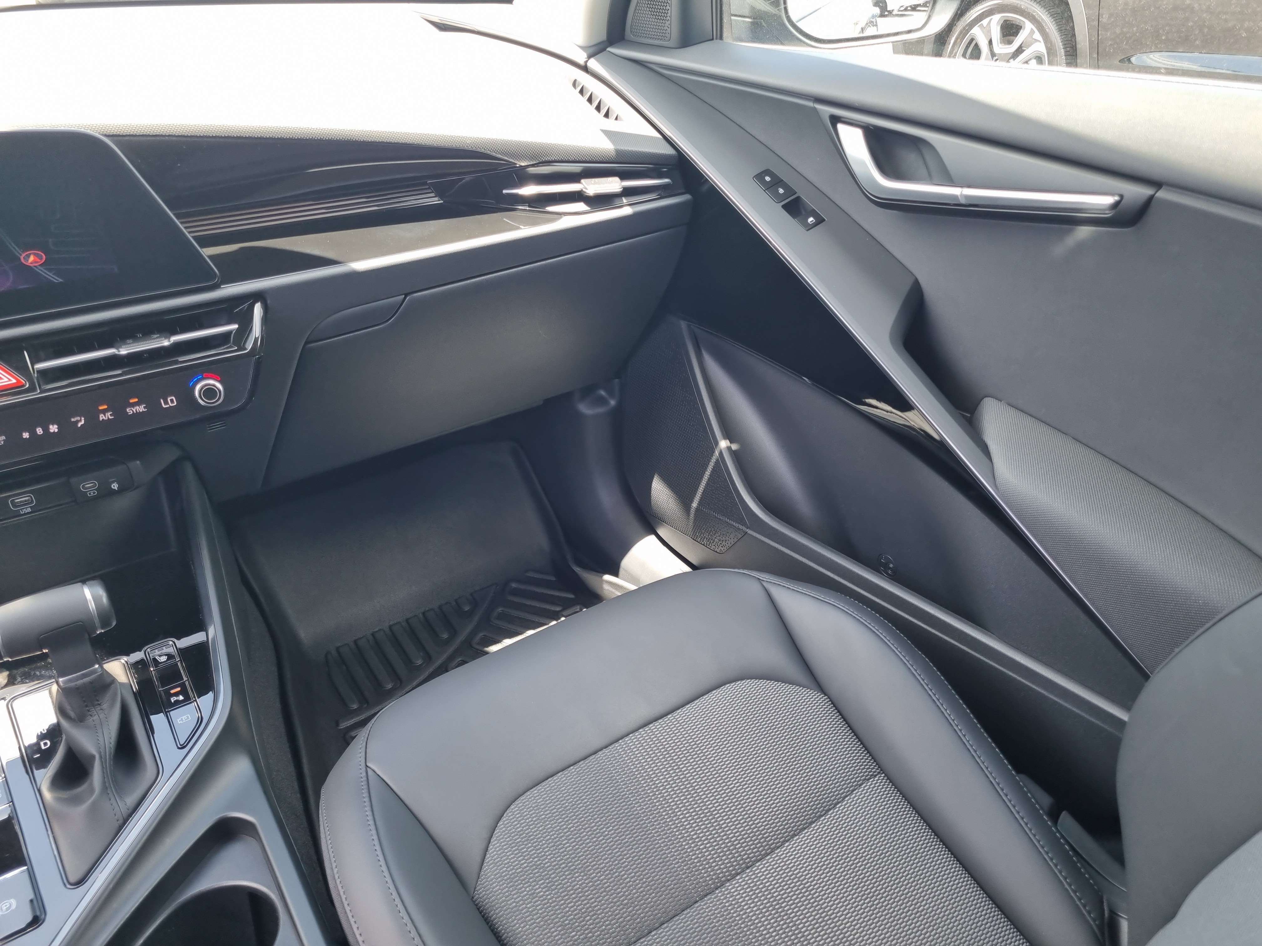 Used 2024 Kia Niro EX FWD image 15