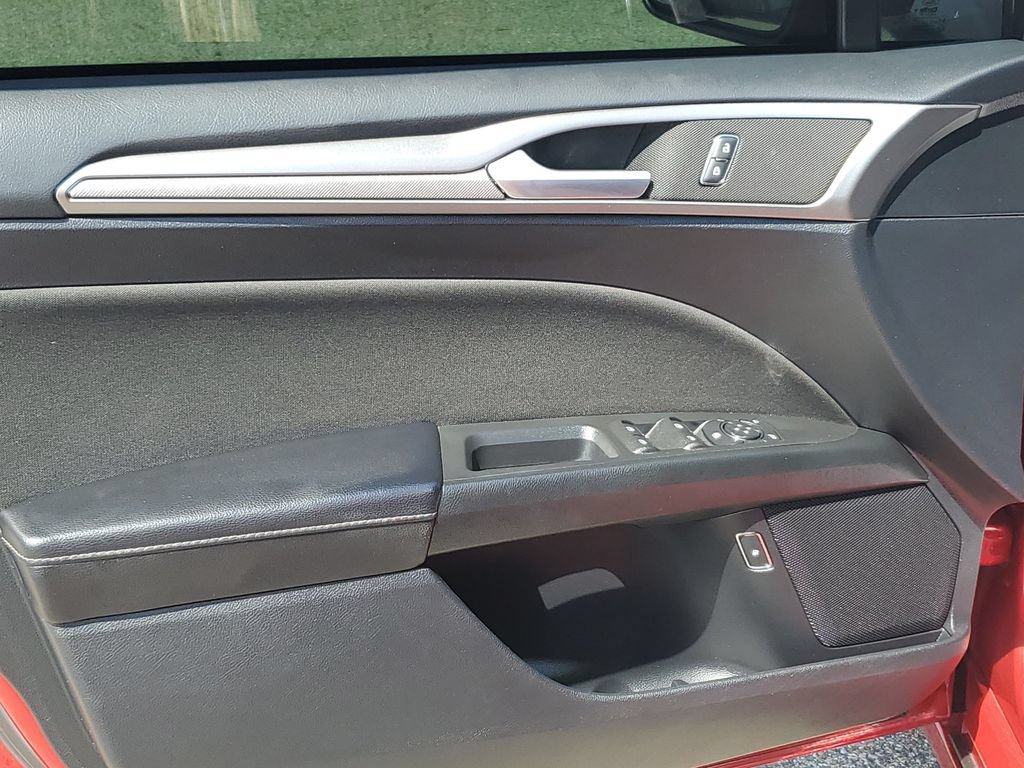 Used 2020 Ford Fusion SE FWD image 24