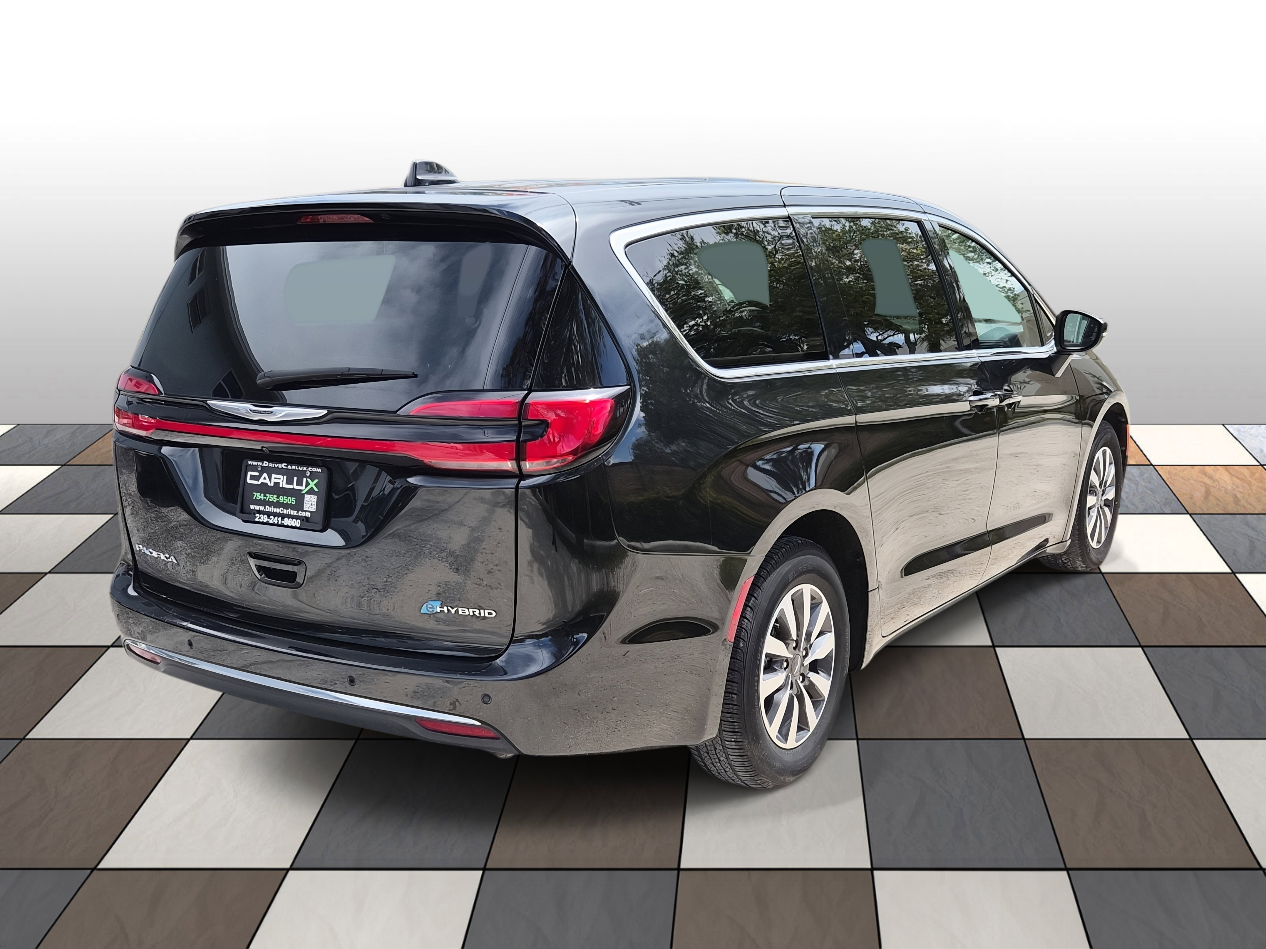 Used 2023 Chrysler Pacifica Touring-L image 4