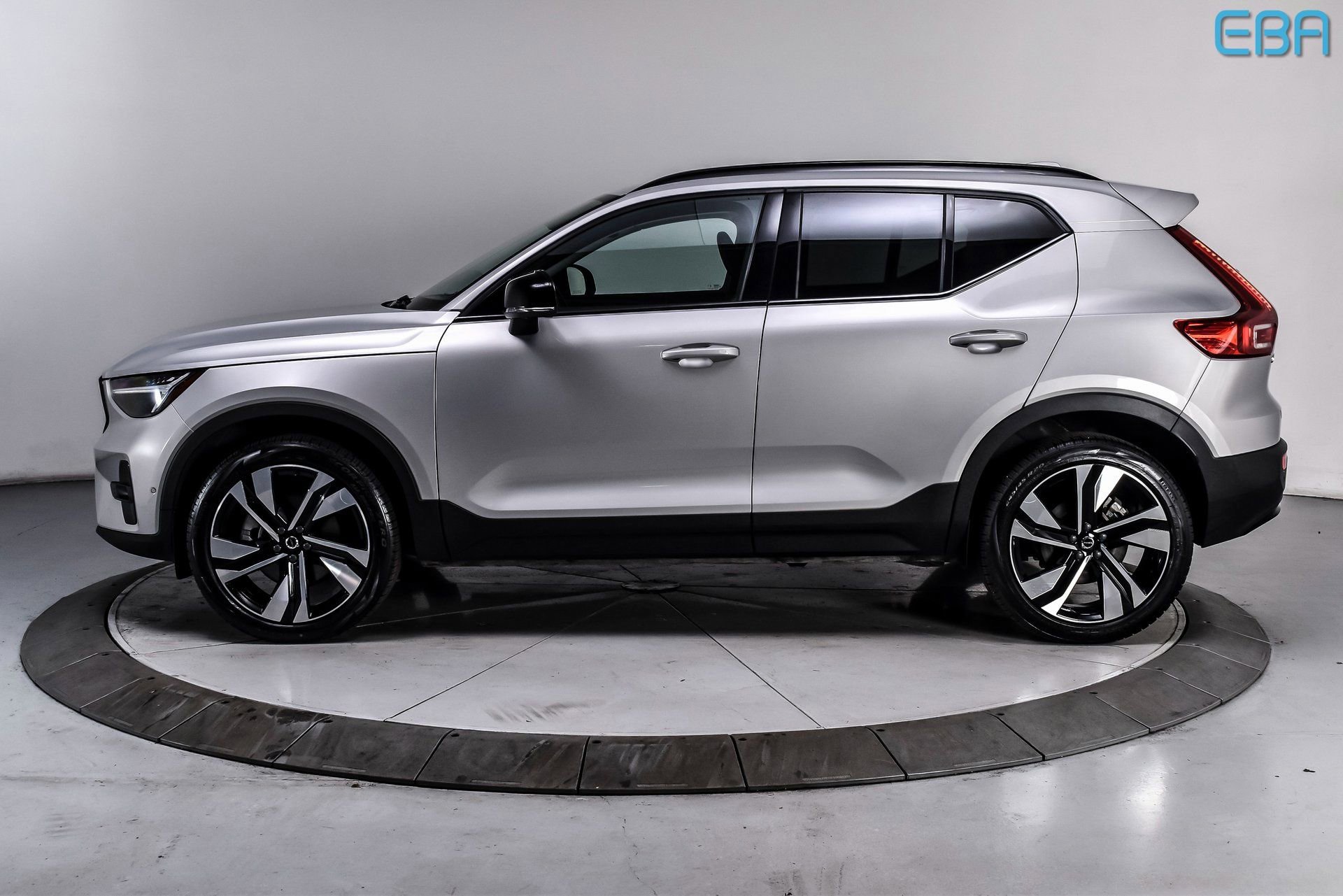 Used 2025 Volvo XC40 B5 Plus image 3
