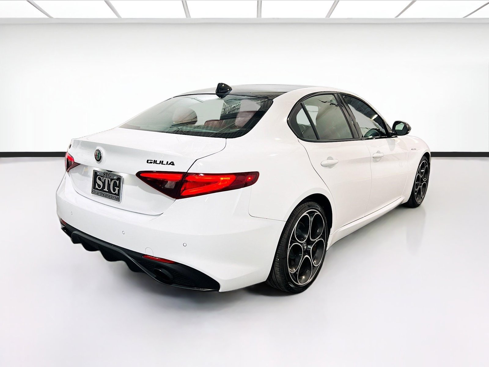 Used 2023 Alfa Romeo Giulia Veloce RWD image 4