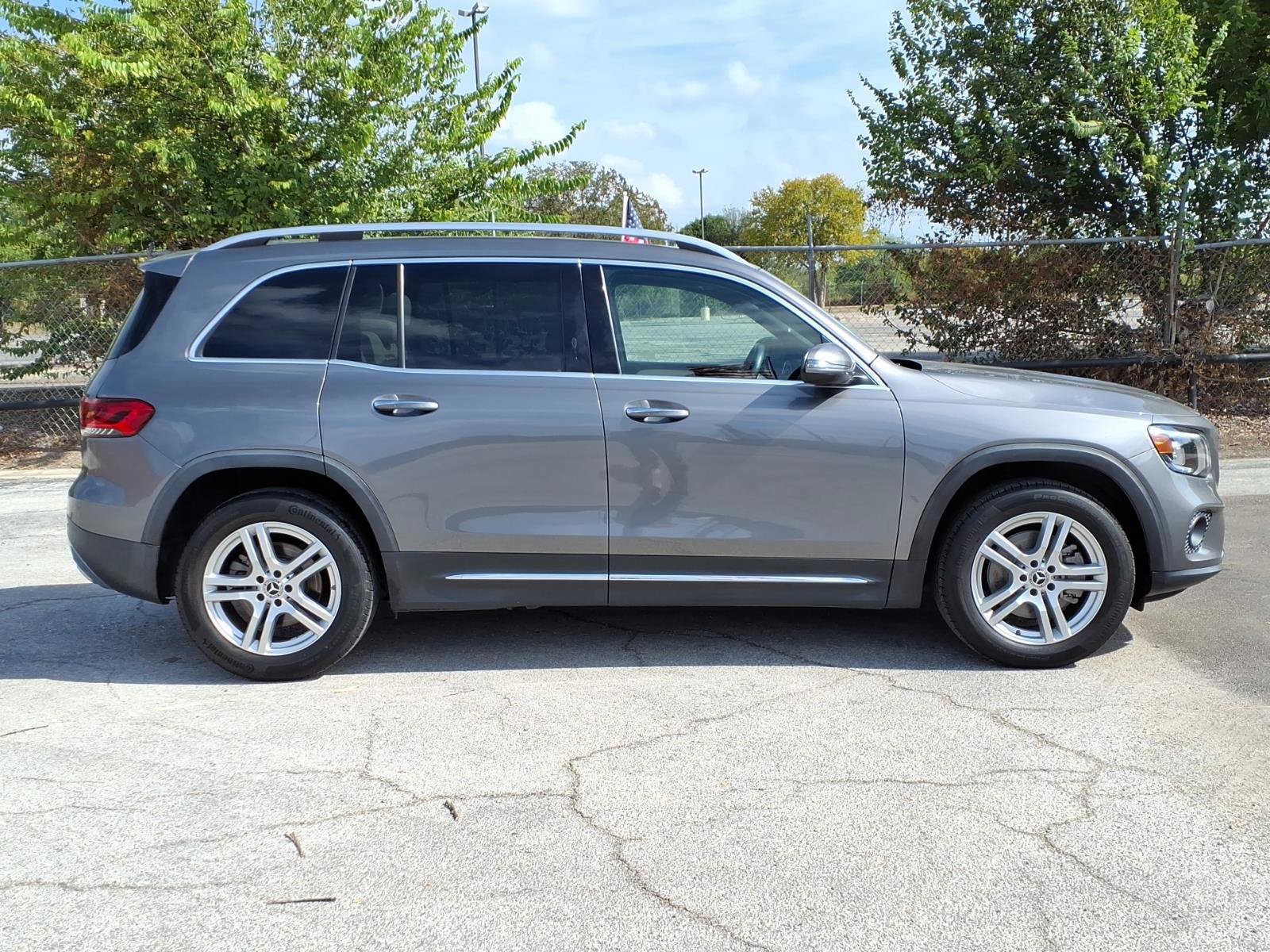 Used 2023 Mercedes-Benz GLB 250 4MATIC image 2
