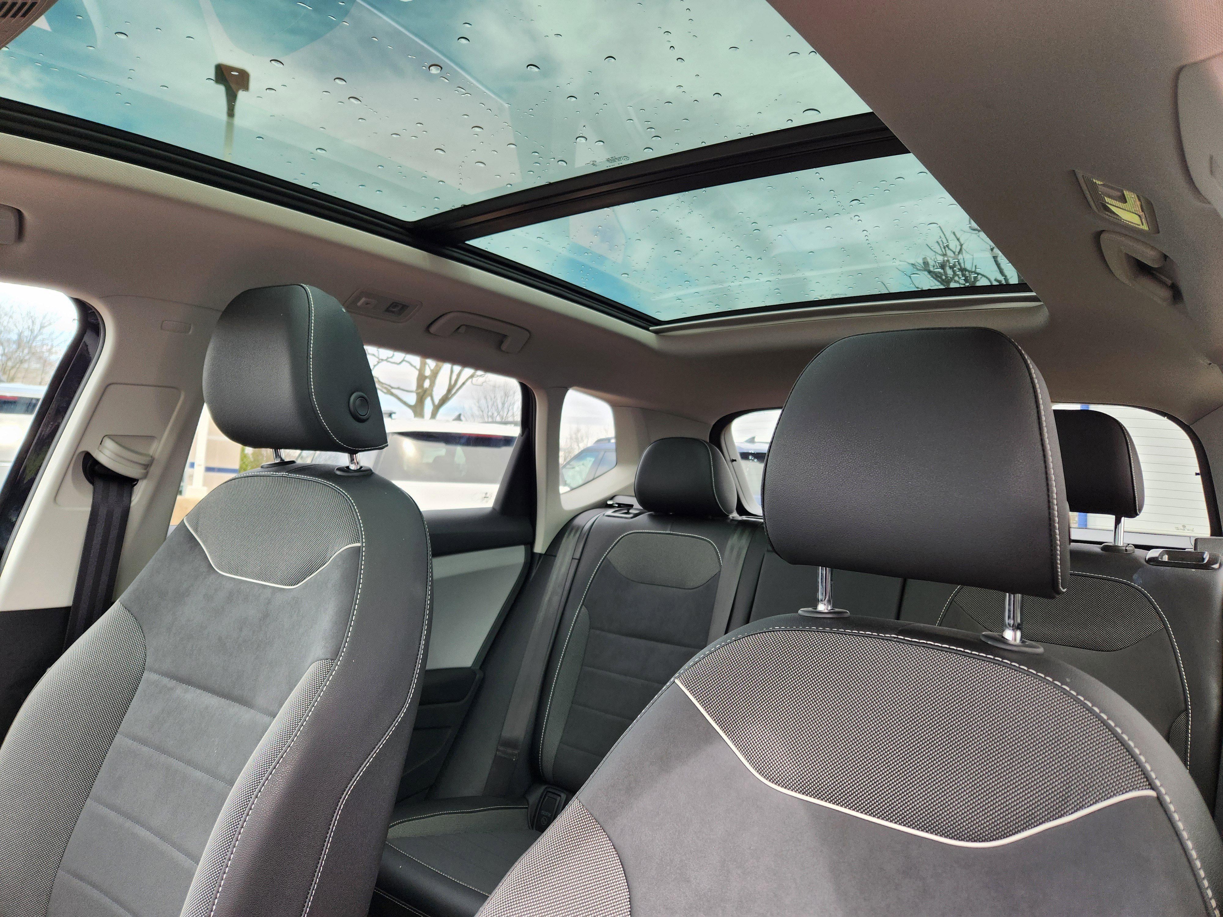 Used 2023 Volkswagen Taos SE w/ Panoramic Sunroof Package image 12