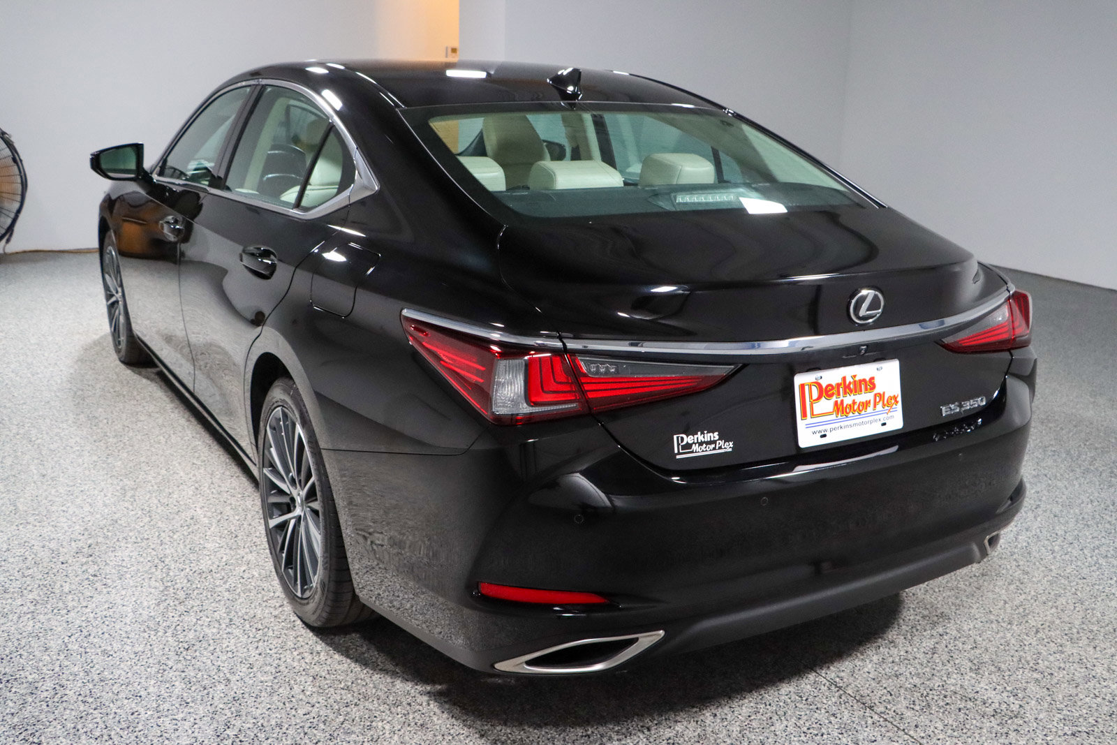 Used 2024 Lexus ES 350 w/ Premium Package FWD image 9