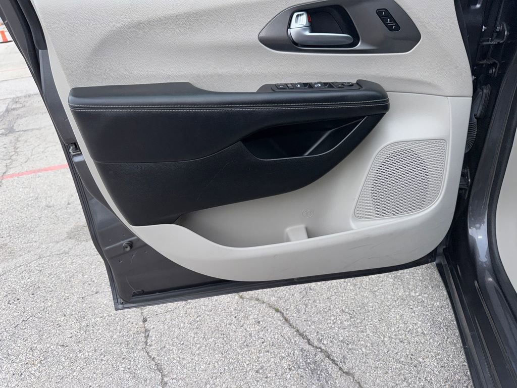 Used 2022 Chrysler Pacifica Touring-L FWD image 10