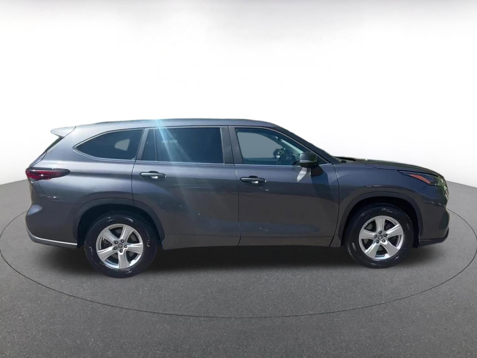 Used 2025 Toyota Highlander LE FWD image 16