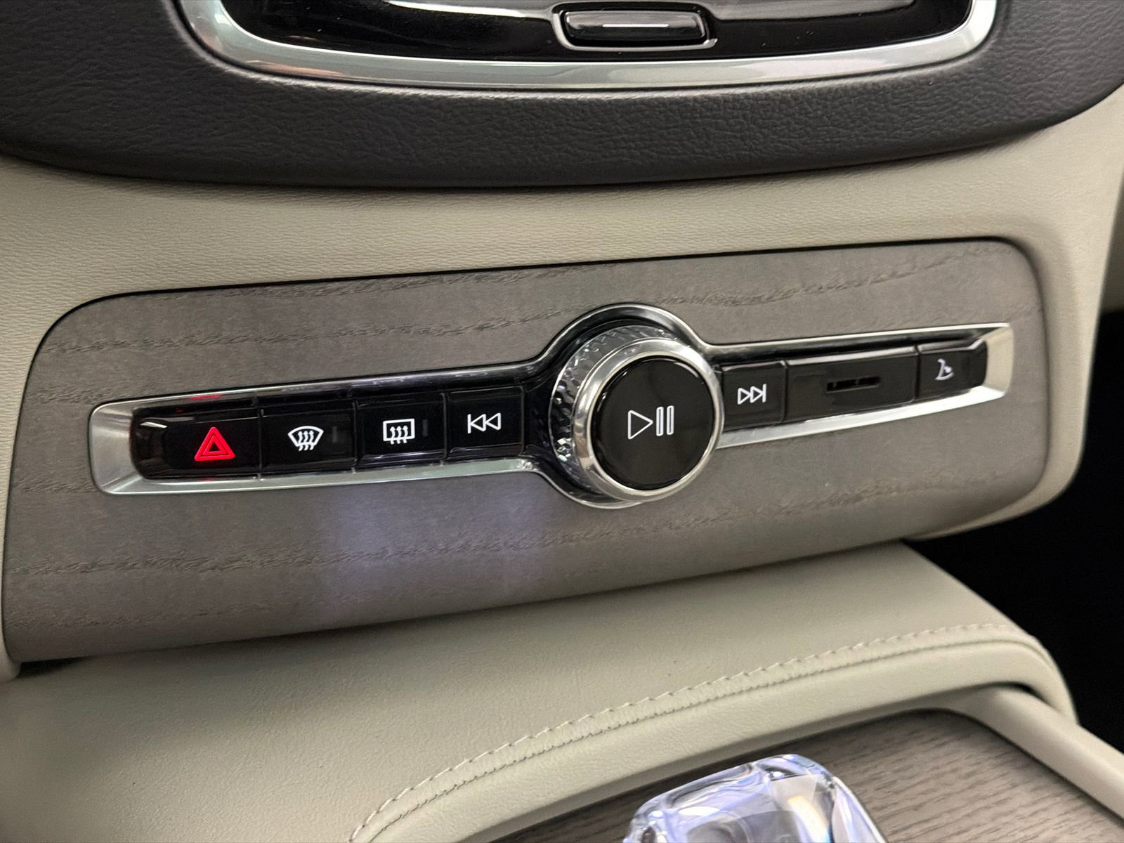 Used 2024 Volvo XC90 T8 Ultimate w/ Lounge Package image 30