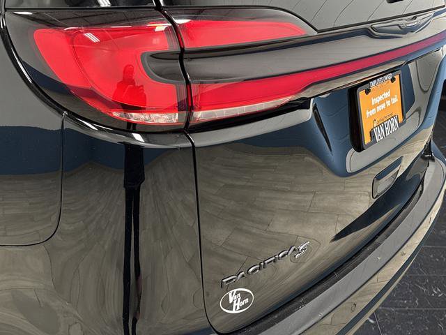 Certified 2025 Chrysler Pacifica Limited image 37