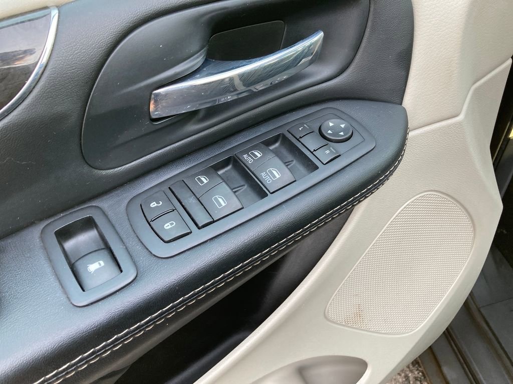 Used 2016 Chrysler Town & Country Touring image 16